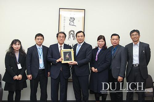 Tổng cục trưởng Nguyễn Trùng Khánh tặng quà lưu niệm cho Đại sứ Nhật Bản Umeda Kunio